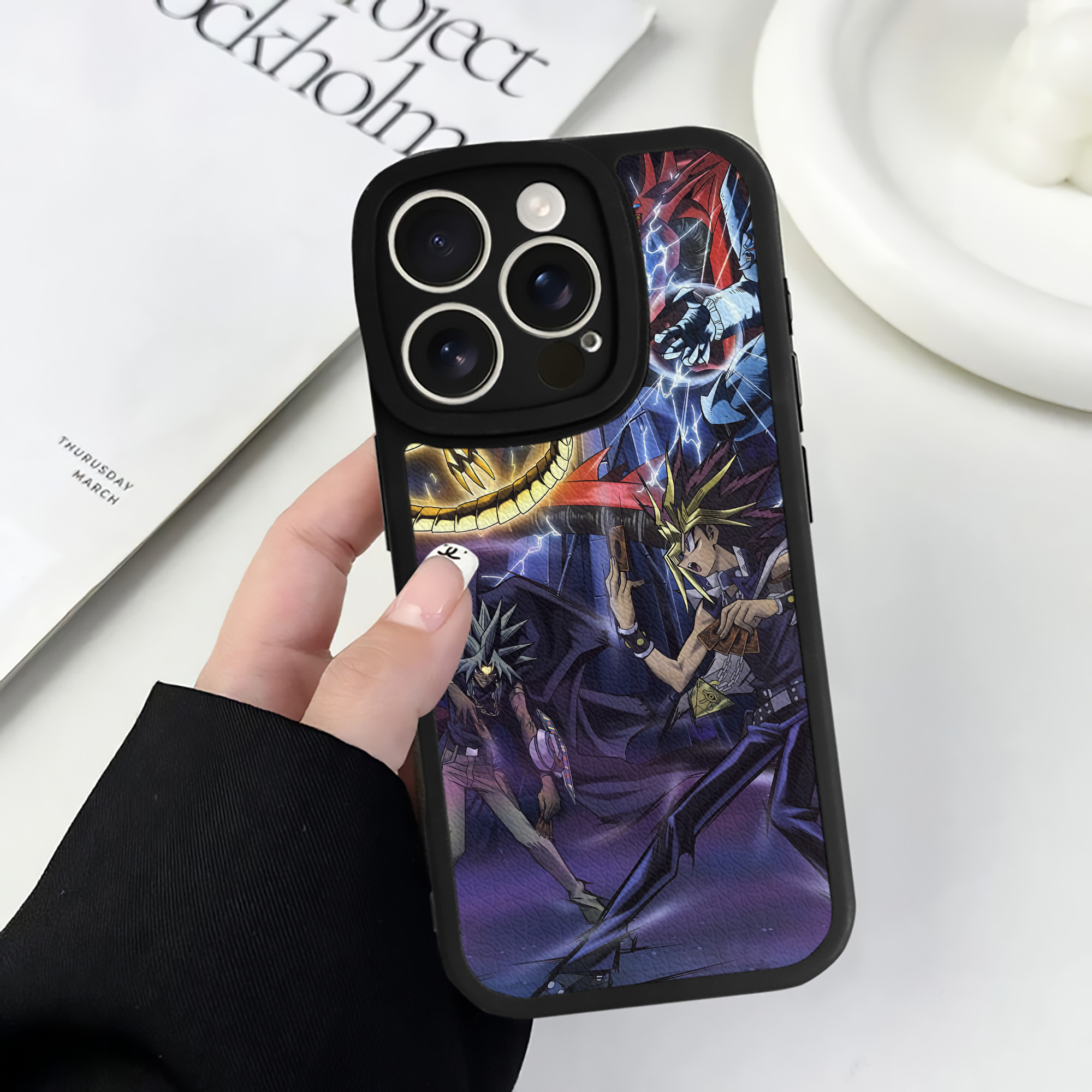（画像用） 遊☆戯☆王 Yu-Gi-Oh! 【iPhone 16シリーズ対応】シリコンスマホケース（レザー調） 材質：シリコン